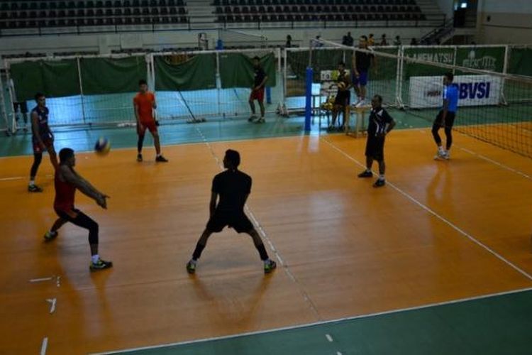 Tim nasional bola voli putra sedang menjalani latihan rutin di Padepokan Voli, Sentul, Bogor, Senin, (29/7/2013).