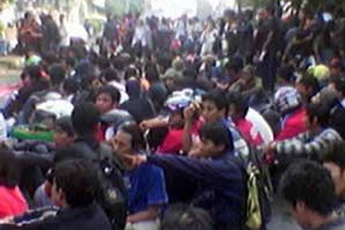 Mahasiswa Unas melakukan aksi unjuk rasa di depan Mapolres Jaksel, Jalan Wijaya 2, Sabtu (24/5).