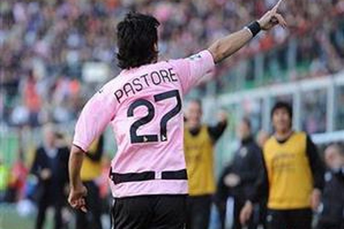 Penyerang Palermo, Javier Pastore, merayakan hat-trick yang dia buat ke gawang Catania. Berkat aksinya, Palermo menang 3-1.