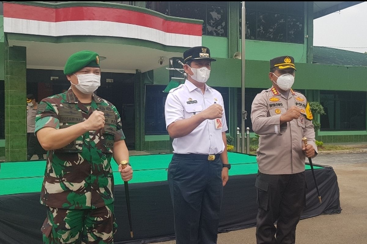 Wali Kota Jakarta Utara Ali Maulana Hakim (tengah) bersama Kapolres Metro Jakarta Utara Kombes Pol Wibowo (kanan), dan Dandim 0502 Jakarta Utara Letkol Infantri Frega Ferdinand Wenas Inkiriwang (kiri) usai melaksanakan Apel Tiga Pilar Jelang Ramadhan di Makodim 0502, Tanjung Priok, Jakarta Utara, Rabu (30/3/2022).