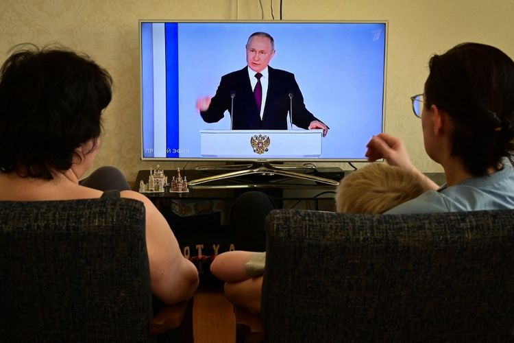 Sebuah keluarga menonton siaran TV pidato kenegaraan tahunan Presiden Rusia Vladimir Putin di Moskwa pada Selasa (21/2/2023). Putin mengatakan pada Selasa (14/3/2023) bahwa, apa yang dipertaruhkan di Ukraina adalah keberadaan Rusia sebagai sebuah negara.