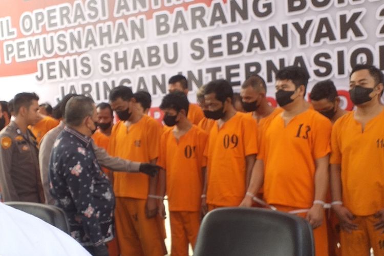 Wakil Gubernur Riau Edy Natar Nasution (baju batik) memberikan nasihat kepada para pelaku narkoba yang ditangkap Polda Riau, Kamis (16/3/2023).