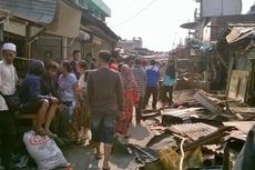 Pedagang Pasar Karang Anyar Bongkar Kiosnya Sendiri