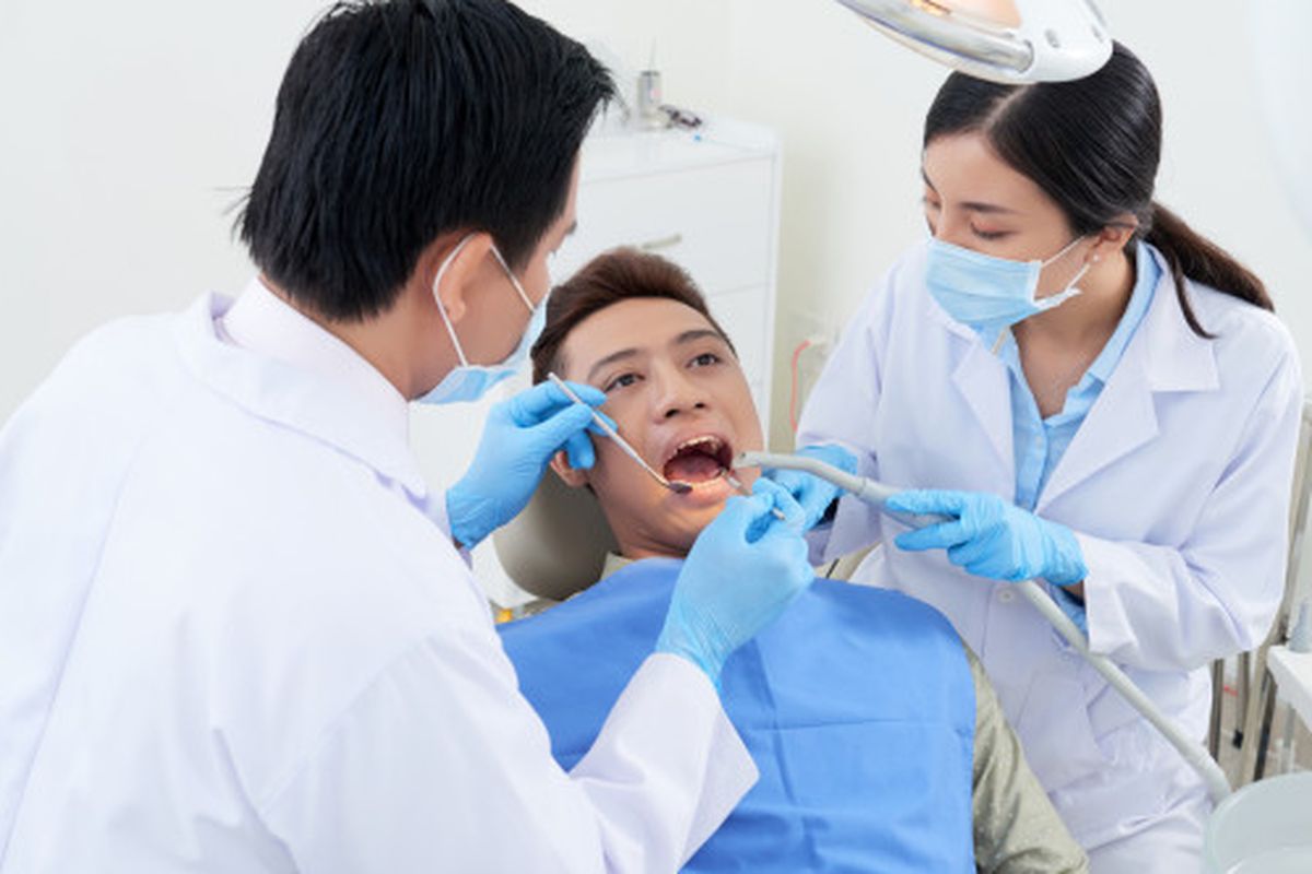 Perawatan gigi secara estetika tak hanya diperlukan oleh wanita, tetapi juga pria.