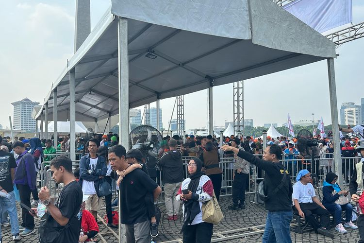 Suasana peringatan hari buruh internasional atau May Day 2025 di Lapangan Monas, Jakarta Pusat, Kamis (1/5/2025).