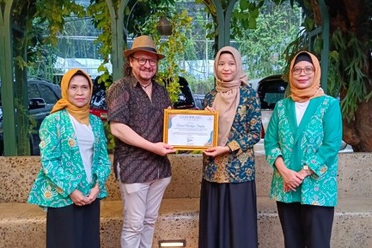 Annisa Widya Shafira, mahasiswi Prodi Pendidikan Bahasa dan Sastra Indonesia,FBS UNJ meriah penghargaan sebagai Pegiat Literasi Bahasa Indonesia dari Carida Foundation 2006 (20/5/2023).