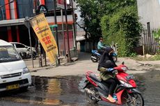 Jalan Raya Ceger Tergenang Air Comberan, Pengendara Motor Naik ke Trotoar