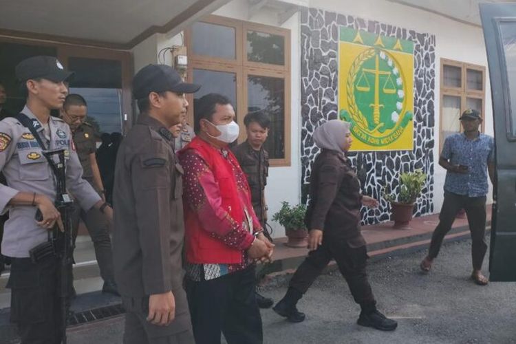 Kejaksaan Negeri Luwu Timur cabang Wotu, Kabupaten Luwu Timur, Sulawesi Selatan, menahan WS, seorang mantan Kepala Desa Pattengko, Kecamatan Tomoni Timur, atas dugaan korupsi dana desa, Kamis (29/9/2022).