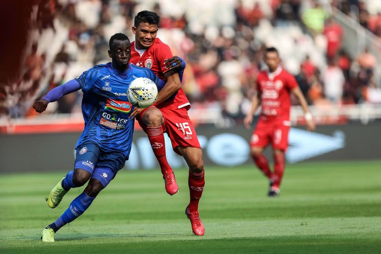 Pesepak bola klub Persija Jakarta, Sandi Sute berebut bola dengan pesepak bola Arema Malang, Konate dalam laga pekan ke-12 Liga 1 2019 di Stadion Utama Gelora Bung Karno, Jakarta, Sabtu (3/8/2019). Laga bigmatch Persija vs Arema FC berakhir dengan skor 2-2.