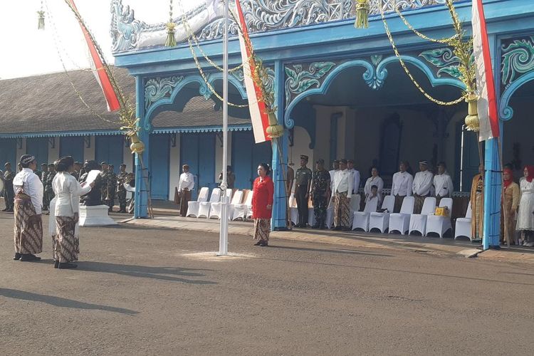 Pertama Kali, Keraton Solo Gelar Upacara Sumpah Pemuda dan Bentang Bendera Merah Putih Sepanjang 1.000 Meter