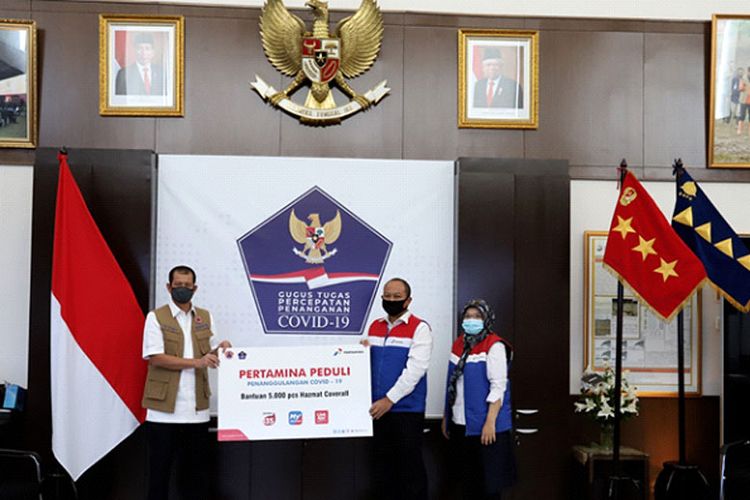 APD oleh VP CSR dan SMEPP Pertamina Arya Dwi Paramita kepada Ketua Gugus Tugas Percepatan Penanganan Covid-19 Doni Monardo pada hari Rabu (13/05/2020).