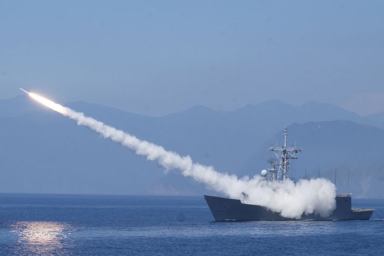 Kapal fregat kelas Cheng Kung menembakkan rudal anti-udara dalam bagian latihan tahunan Han Kuang di lepas pantai timur pulau itu dekat kota Yilan, Taiwan, 26 Juli 2022. Rudal China jatuh ke Zona Ekonomi Eksklusif (ZEE) Jepang saat latihan militer pada Kamis (4/8/2022).