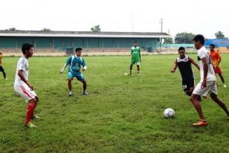 Striker Timnas U 19, Sabeq Fahmi Fachrezy (tengah) (baju hijau), mulai berlatih di Stadion Notohadinegoro, Jember, Jawa Timur, Jumat (7/2/2014). Sabeq mengalami cidera panjang setelah memperkuat Timnas U 19 di turnamen HKFA di Hongkong bulan  April Tahun 2013 lalu.