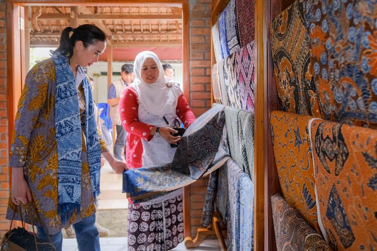 Menteri Pariwisata Widiyanti Putri Wardhana ketika melihat kain batik di Kampung Batik Giriloyo di Desa Wukirsari, Daerah Istimewa Yogyakarta, Kamis (23/1/2025).