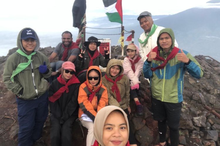 Pendaki asal Riau yang selamat dari erupsi Gunung Marapi di Sumatera Barat, saat berada di puncak, Minggu (3/12/2023).