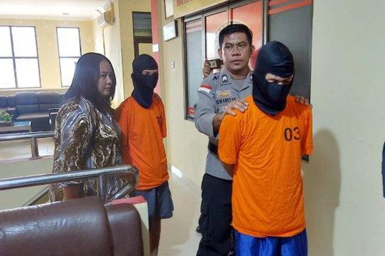 AN dan RR ditangkap setelah memerkosa gadis SMP di Batam. AN ternyata ayah korban.
