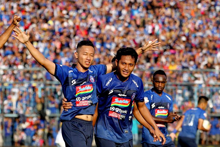 Pemain Arema FC, Nasir (kanan). 