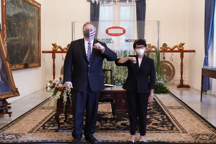 The Indonesian Foreign Minister Retno Marsudi (right) and her US counterpart Mike Pompeo (left) pose for a photo while making hand gestures during their meeting in Jakarta on Thursday, October 29, 2020.