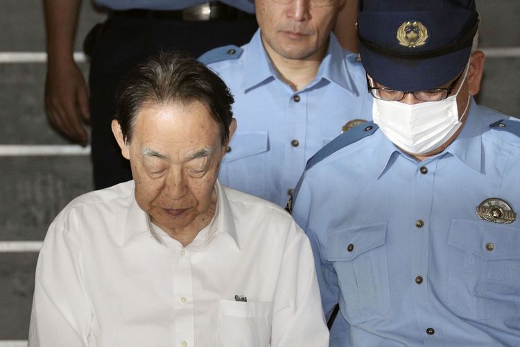 Pensiunan penjabat pemerintah Jepang Hideaki Kumazawa digelandang polisi setelah menjadi pelaku pembunuhan anaknya sendiri, Eiichiro, Sabtu pekan lalu 91/6/2019).