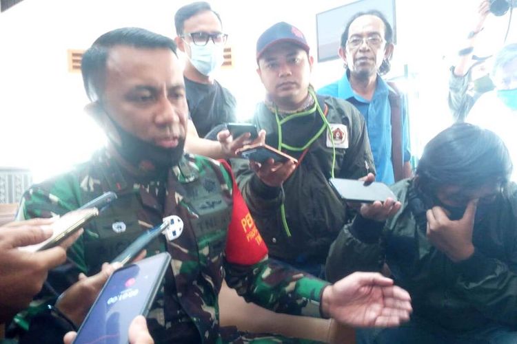 Dandim 0608 Cianjur Letkol Kav Ricky Arinuryadi saat memberikan keterangan kepada wartawan terkait PSBB Jakarta di makodim setempat Kamis (17/9/2020)