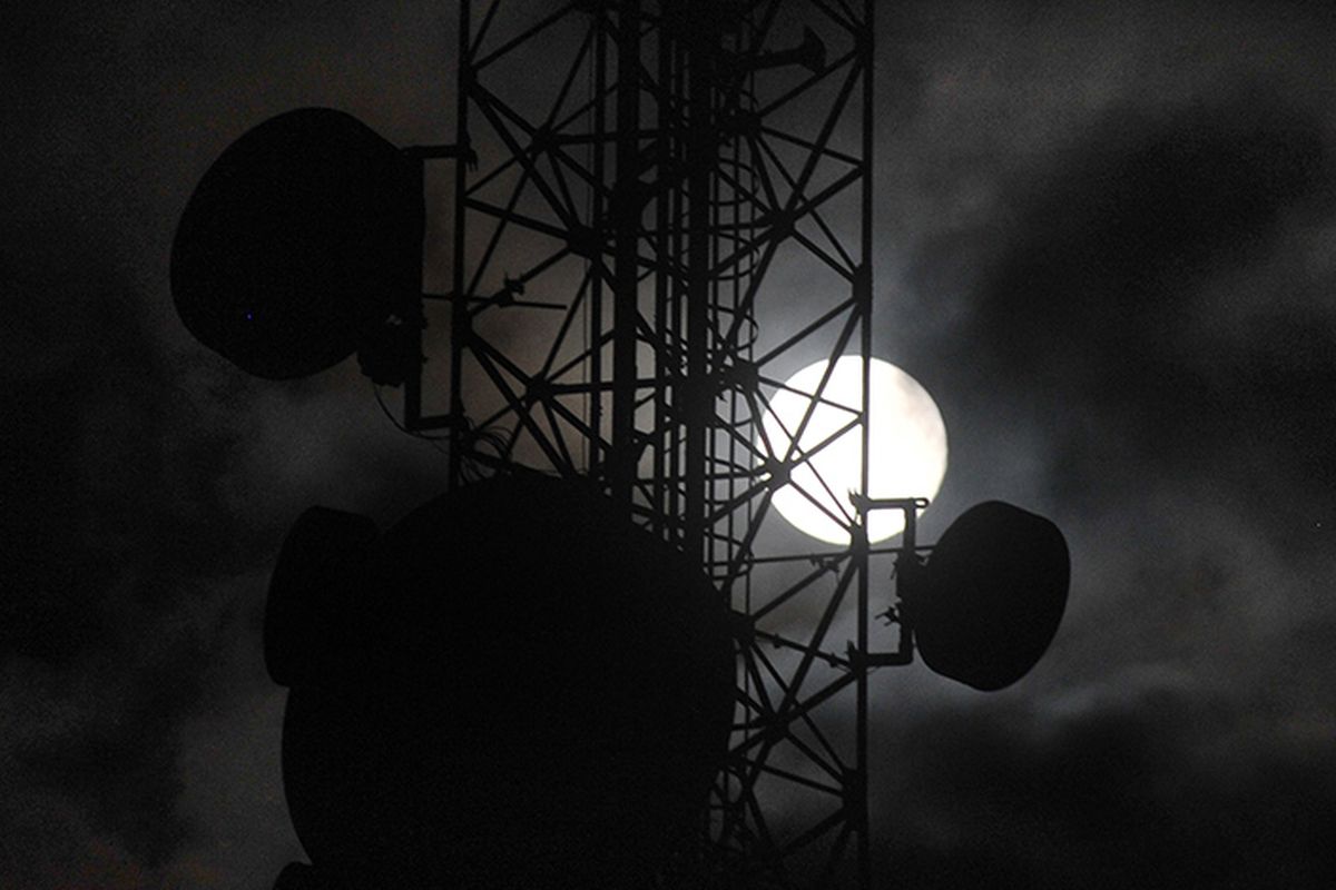 Bulan purnama besar atau Supermoon terlihat dengan latar depan menara seluler di Padang, Sumatera Barat, Rabu (6/5/2020) malam. Fenomena Supermoon atau ketika bulan berada dalam posisi terdekatnya dengan bumi itu yang terakhir di tahun 2020 dan dapat disaksikan mulai Rabu (6/5/2020) hingga tiga hari ke depan.