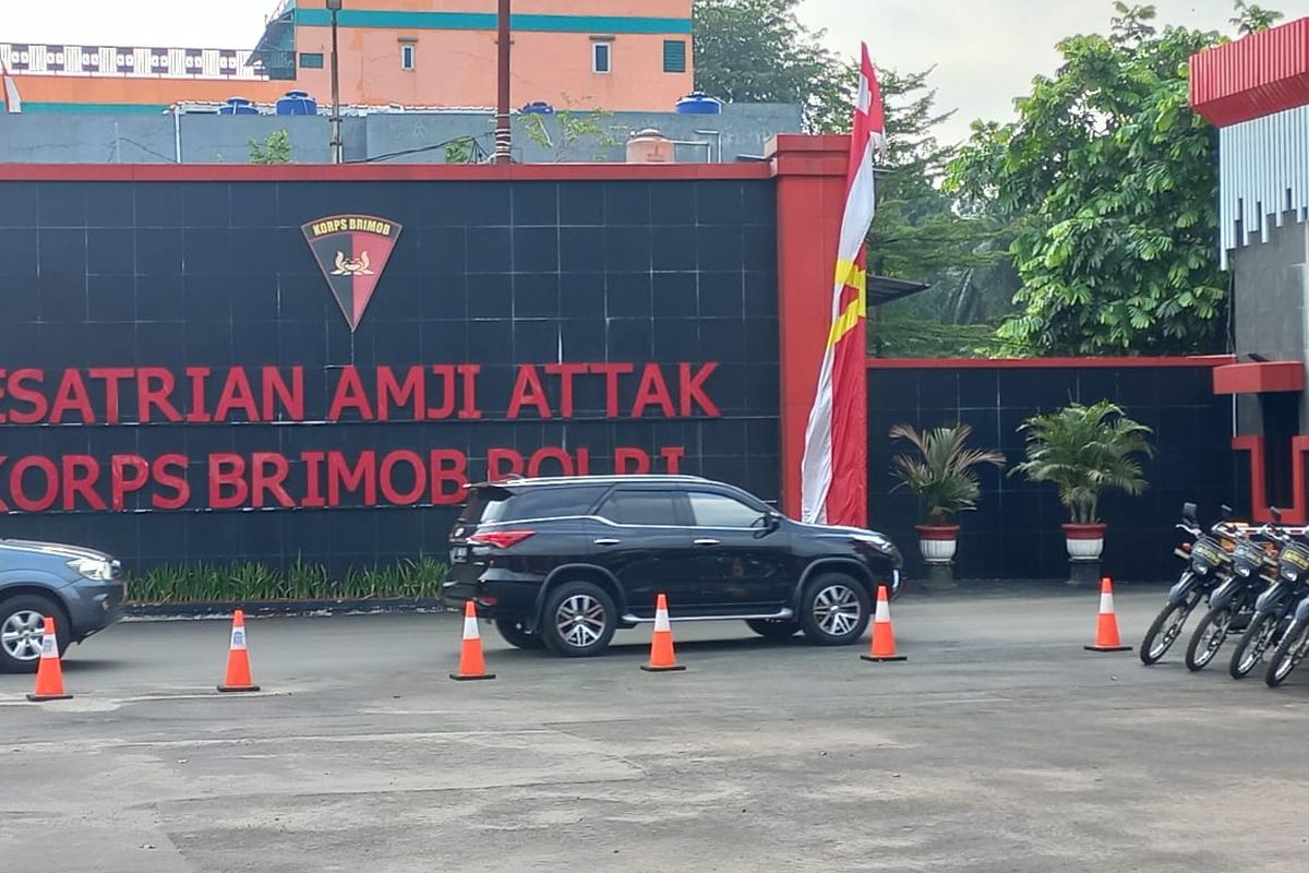 Rombongan mobil Komisi Nasional Hak Asasi Manusia (Komnas HAM) mendatangi Markas Korps (Mako) Brimob pada Jumat (12/8/2022) sore.