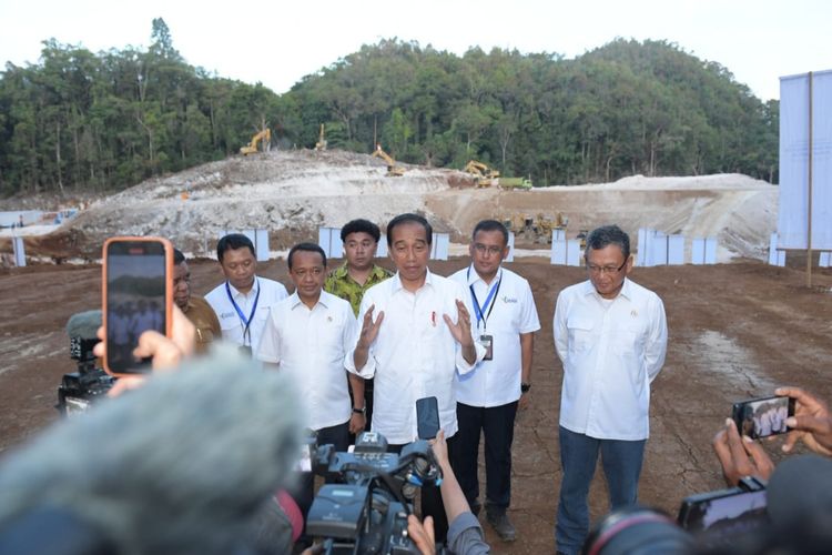 Presiden Joko Widodo saat melakukan groundbreaking atau peletakan batu pertama Proyek Strategis Nasional (PSN) Kawasan Industri Pupuk Fakfak di Kabupaten Fakfak, Provinsi Papua Barat, pada Kamis (23/11/2023).
