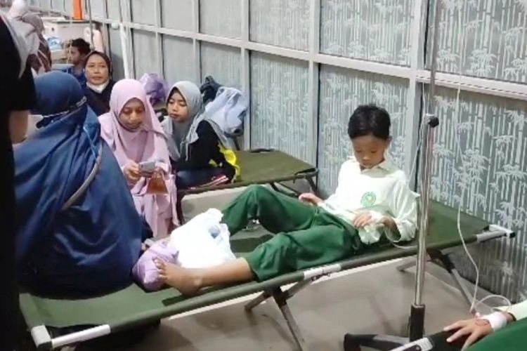 Sejumlah siswa dirawat di IGD RSUD dr. Soeselo Slawi, Tegal, Jawa Tengah setelah diduga mengalami keracunan makanan dari katering sekolah, Rabu (10/5/2023) malam.