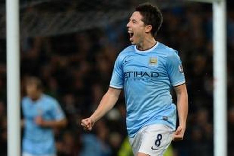 Gelandang Manchester City Samir Nasri merayakan gol ke gawang Swansea City pada pertandingan lanjutan Premier League, yang berlangsung di Stadion Etihad, Minggu (1/12/2013).