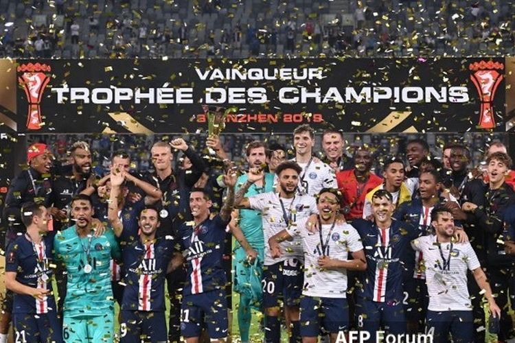 Skuad Paris Saint-Germain merayakan gelar juara Piala Super Perancis setelah mengalahkan Rennes di Shenzhen, China, 3 Agustus 2019.