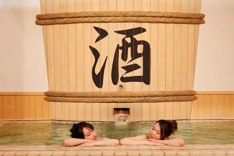 Sake-buro merupakan pemandian air panas atau onsen di Tokyo, Jepang, yang dicampur dengan sake.