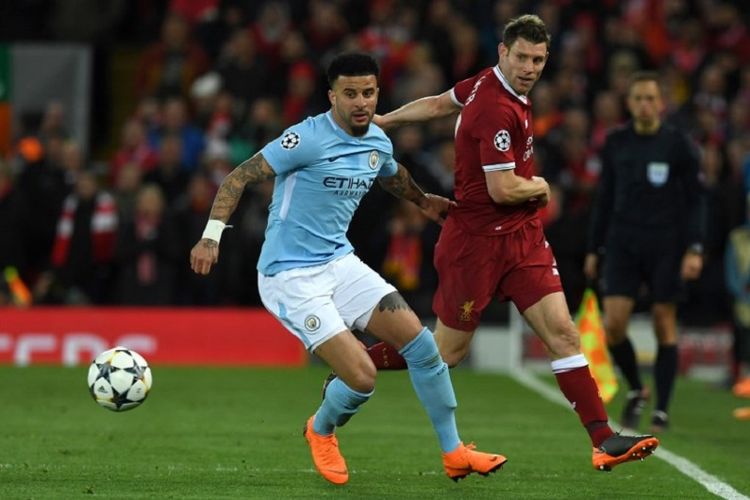 Kyle Walker dan James Milner berebut bola pada pertandingan antara Liverpool dan Manchester City pada perempat final Liga Champions, Rabu (4/4/2018). 