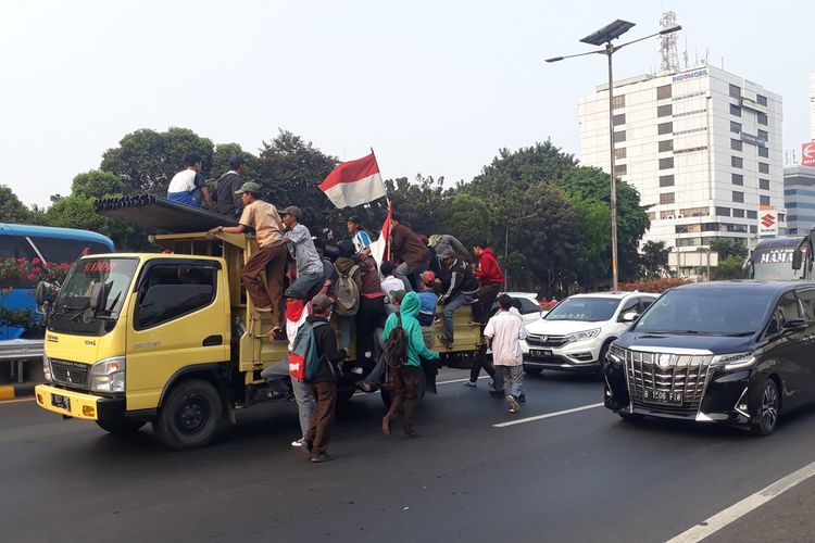 Tampak sejumlah pelajar tumpangi kendaraan di Tol Dalam Kota Cawang arah Semanggi untuk menuju Gedung DPR, Jakarta Pusat, Rabu (25/9/2019).