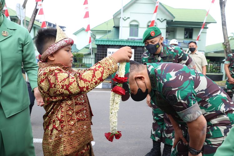 Kepala Staf Angkatan Darat (KSAD) Jenderal Dudung Abdurachman mengunjungi Markas Kodim 0418/Palembang yang berada di bawah Kodam II/Sriwijaya pada Selasa (8/3/2022).