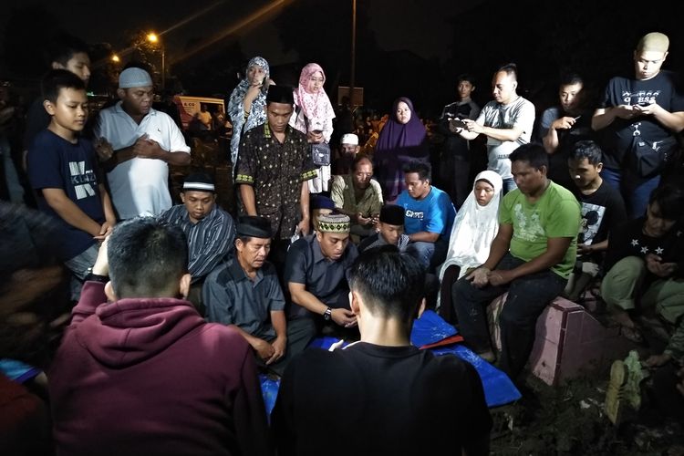 Proses pemakaman jenazah RMN di Taman Pemakaman Umum (TPU) Sei Sikambing D, Jalan Gatot Subroto, Medan pada Senin malam (18/11/2019) pada malam hari. Warga sangat menyayangkan dan kecewa dengan jalan Rabbial namun tidak menolak Rabbial dimakamkan di pemakaman tersebut