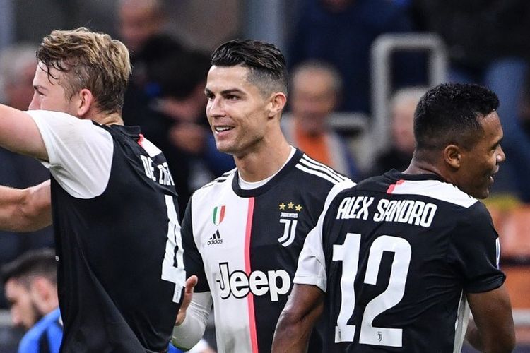 Matthijs de Ligt, Cristiano Ronaldo, dan Alex Sandro merayakan kemenangan pada akhir pertandingan sepak bola Serie A Italia Inter vs Juventus yang digelar di Stadion Giuseppe Meazza, 6 Oktober 2019 .