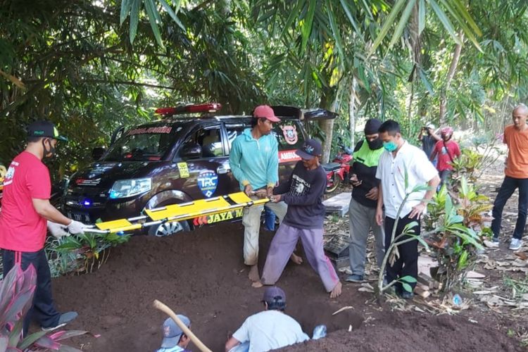 Korban yang ditemukan di Pantai Candrian Banyuwangi saat dimakamkan 