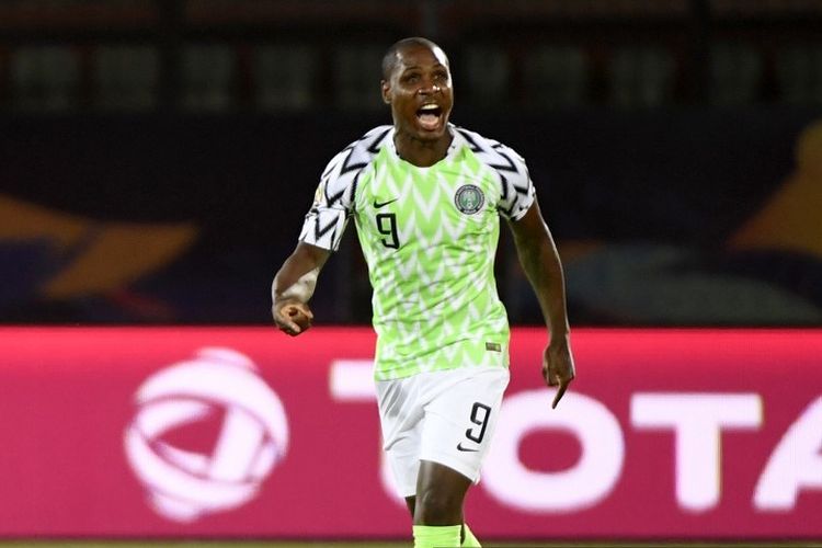 Pemain depan Nigeria, Odion Ighalo merayakan setelah mencetak gol selama Piala Afrika 2019 pertandingan play-off tempat ketiga antara Tunisia dan Nigeria di stadion Al Salam di Kairo pada 17 Juli 2019