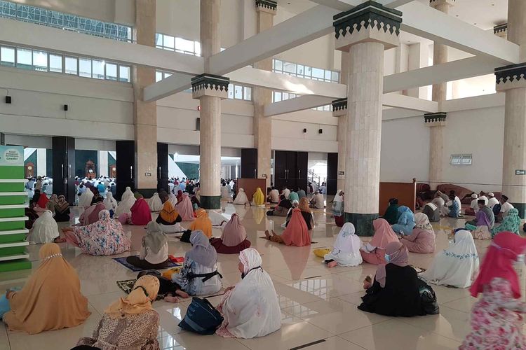 Suasana Sholat Idul Fitri di Masjid Raya Kyai Haji Hasyim Ashari, Kalideres, Jakarta Barat, pada Kamis (13/5/2021)