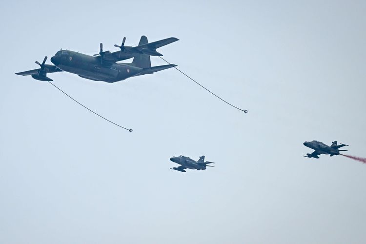 Pesawat Hercules C-130J melakukan atraksi pengisian bahan bakar di udara ke pesawat T-50i pada peringatan Hari Ulang Tahun (HUT) ke-80 Tentara Nasional Indonesia (TNI) di Monas, Jakarta, Minggu (5/10/2025). Peringatan HUT ke-80 TNI mengusung tema TNI Prima, TNI Rakyat, Indonesia Maju.