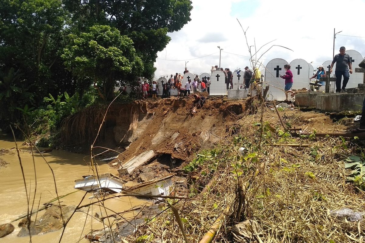 Belasan makam di Tempat pemakaman Umum (TPU) Simalingkar B, Kecamatn Medan Tuntungan longsor akibat hujan deras dan banjir. Sebagai antisipasi, sejumlah makam akan direlokasi. Warga berharap agar Pemerintah Kota Medan segera melakukan perbaikan di pinggiran sungai.