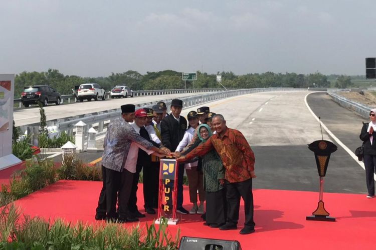 Presiden Joko Widodo saat meresmikan empat ruas jalan tol di Jawa Timur, Kamis (20/12/2018).