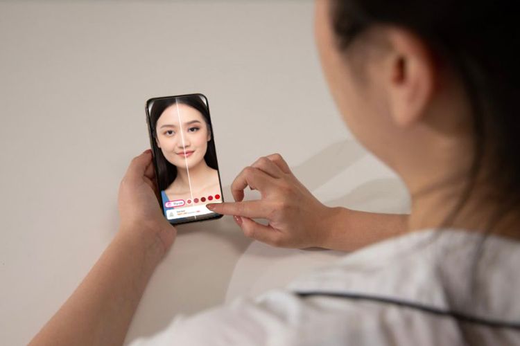 Ilustrasi mencoba memilih makeup dengan kamera AR di Virtual Try On Blibli