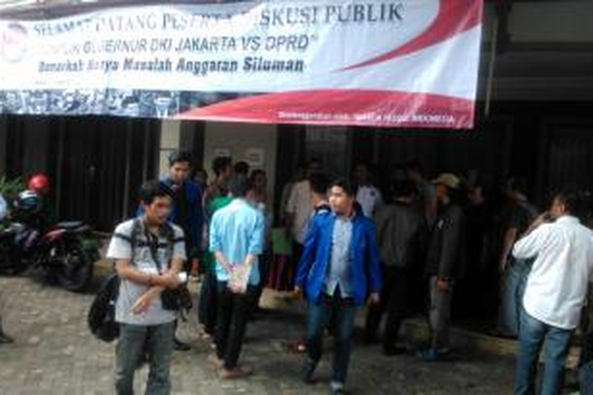 Sejumlah mahasiswa gabungan UI, ESA Unggul dan Sahid, walk out dari diskusi Iwarda karena dianggap provokatif, Kamis (12/3/2015).