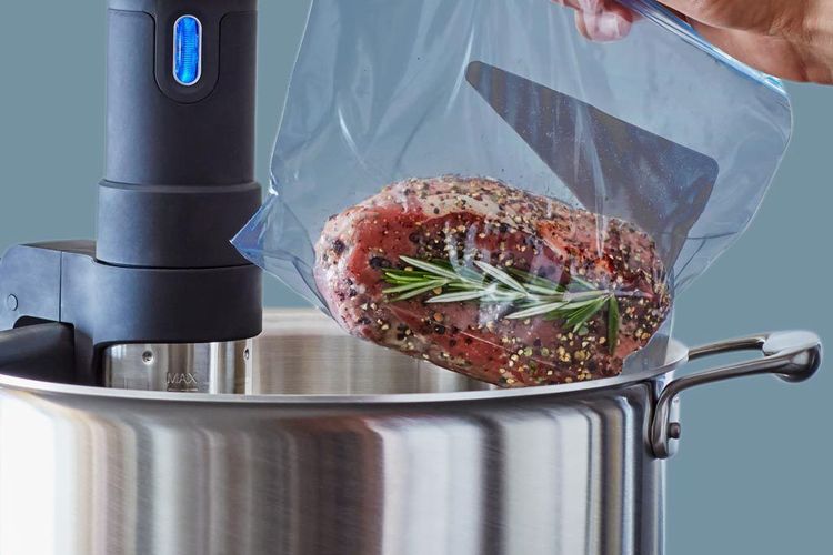 Ilustrasi merendam daging menggunakan sous vide.