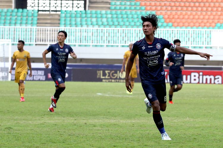  Pemain Arema FC Adilson Maringa, Kushedya Hari Yudo, Sergio Silva dan Renshi Yamaguchi seusai laga pekan 2 Liga 1 2021-2022 melawan Bhayangkara FC yang berakhir dengan skor 1-1 di Stadion Pakansari Bogor, Minggu (12/9/2021) sore.