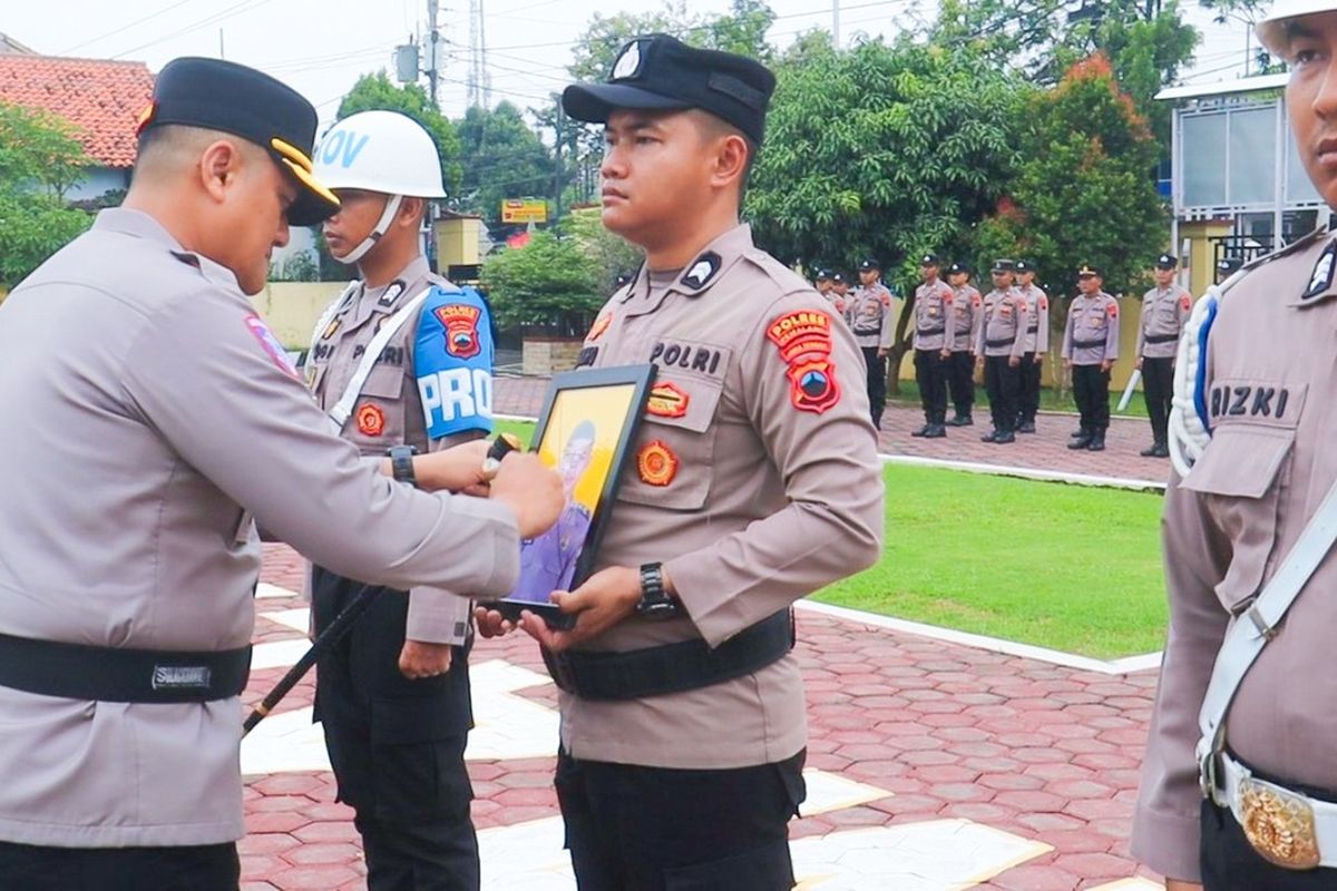 Briptu WT, anggota Polres Pemalang, Jawa Tengah, dicopot karena tipu warga. 