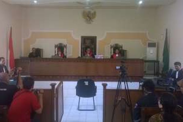 Suasana sidang pembacaan vonis perkara paedofil dengan terdakwakwa Soni Sandra di Pengadilan Negeri Kota Kediri, Jawa Timur, Kamis (19/5/2016)p