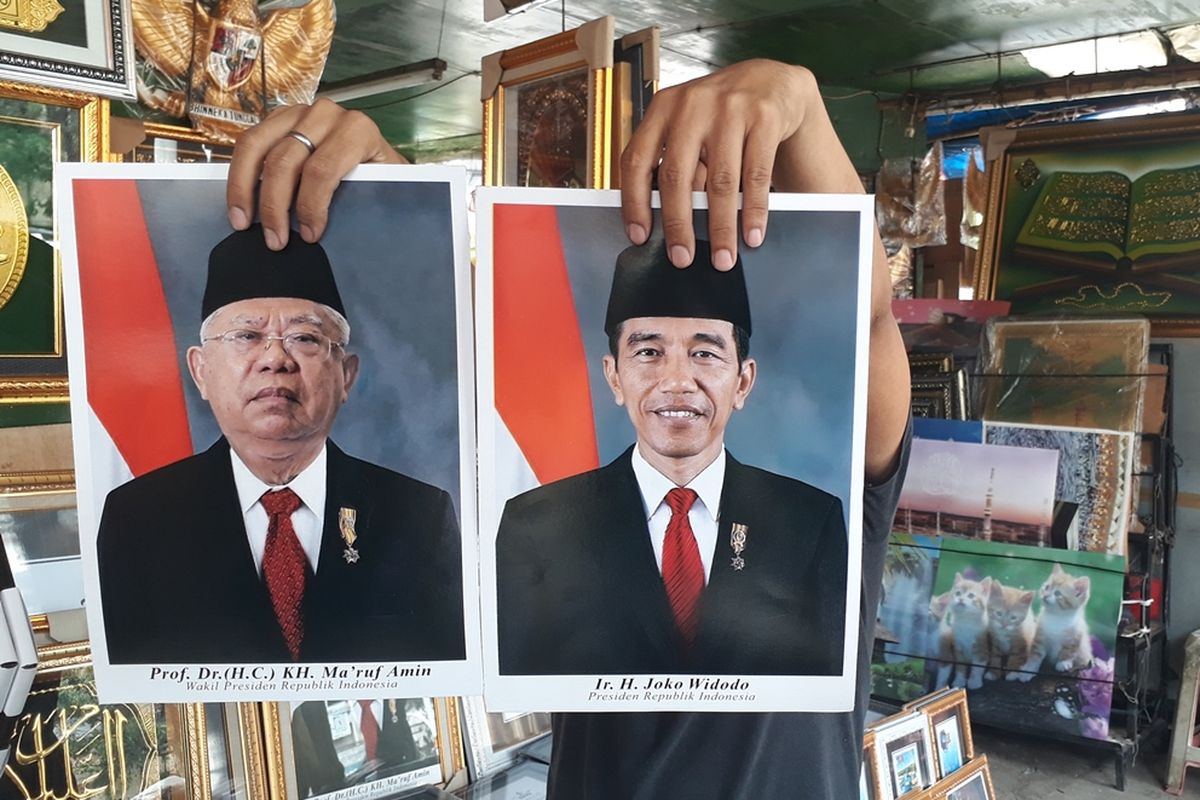 Foto Presiden dan Wakil Presiden Republik Indonesia periode 2019-2024, Joko Widodo atau Jokowi dan Maruf Amin yang dijual di pasaran. Salah satunya yang dijual di Pasar Jatinegara, Jakarta Timur, Kamis (17/10/2019).