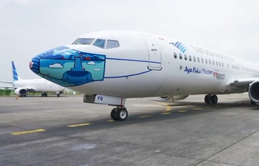 Tangkapan layar pesawat maskapai penerbangan Garuda Indonesia menggunakan masker, Selasa (13/10/2020).